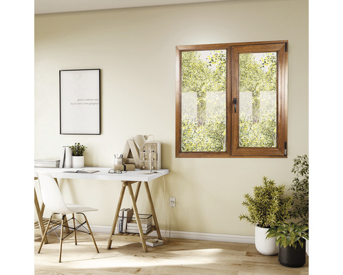 Fereastră din lemn într-un birou luminos cu birou și decorațiuni