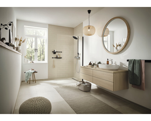 Baie luminoasă cu lavoar, oglindă, duș și accesorii