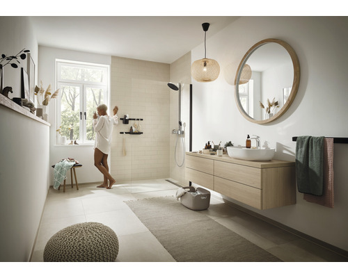 Baie luminoasă cu duș, lavoar, oglindă și iluminat