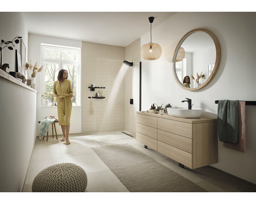 Baie luminoasă cu duș, lavoar și oglindă rotundă