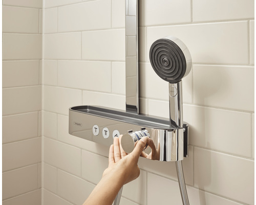 Sistem de duș cu duș de mână și raft cu elemente de control în baie