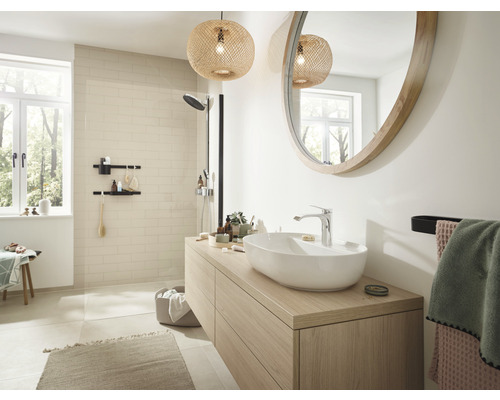 Baie luminoasă cu lavoar, oglindă, duș și decorațiuni