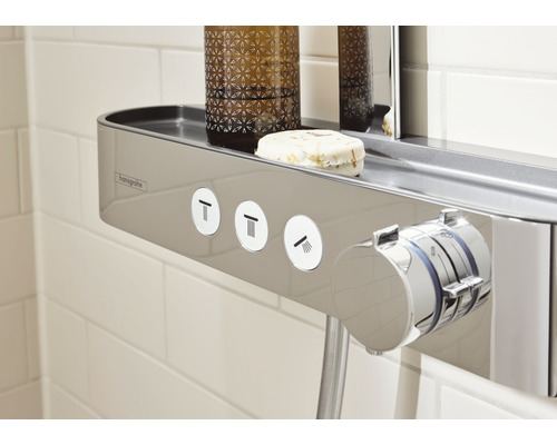 Prim-plan al unui sistem de duș cu raft și elemente de control pentru diferite tipuri de jet