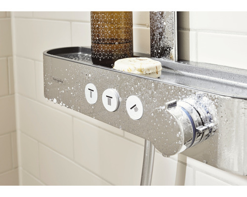 Termostat de duș cu raft și elemente de control în baie