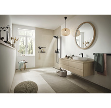 Baie luminoasă cu duș, lavoar, oglindă și fereastră pentru o ambianță modernă