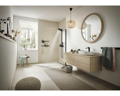 Baie luminoasă cu duș, lavoar, oglindă și fereastră pentru o ambianță modernă