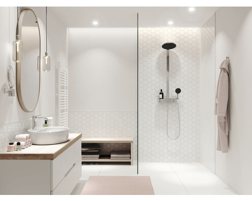 Baie luminoasă cu duș, chiuvetă și oglindă