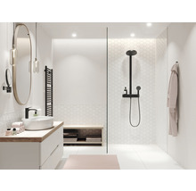 Baie luminoasă cu chiuvetă, oglindă, duș și calorifer pentru prosoape