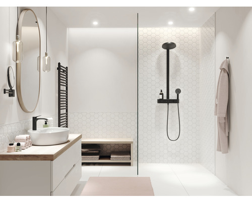 Baie luminoasă cu chiuvetă, oglindă, duș și calorifer pentru prosoape