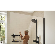 Duș cu sistem de duș, cap de duș și rafturi de duș în baie modernă