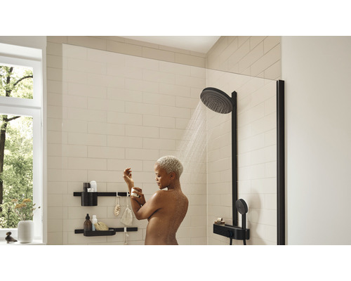 Duș cu sistem de duș, cap de duș și rafturi de duș în baie modernă