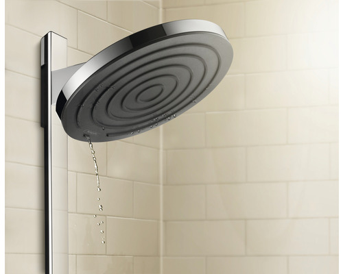 Cap de duș cu jet de apă în baie