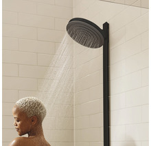 Cap de duș cu femeie la duș în baie.