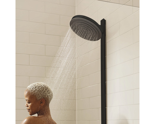 Cap de duș cu femeie la duș în baie.