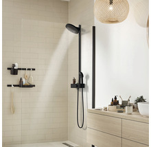 Baie modernă cu coloană de duș neagră, duș tip ploaie și rafturi de depozitare pentru articole de baie.