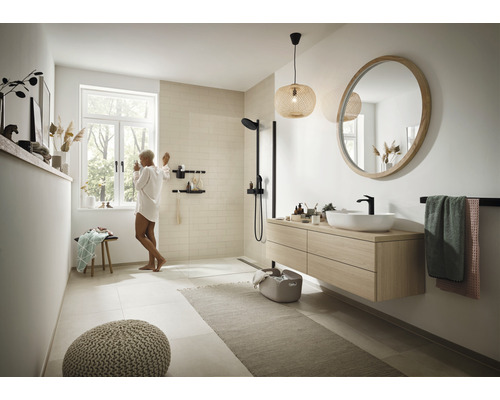 Baie luminoasă cu duș, lavoar cu oglindă și fereastră