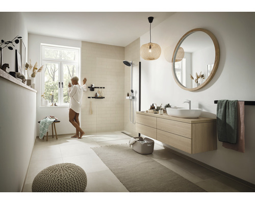 Baie luminoasă cu duș, lavoar, oglindă și accesorii pentru o ambianță modernă