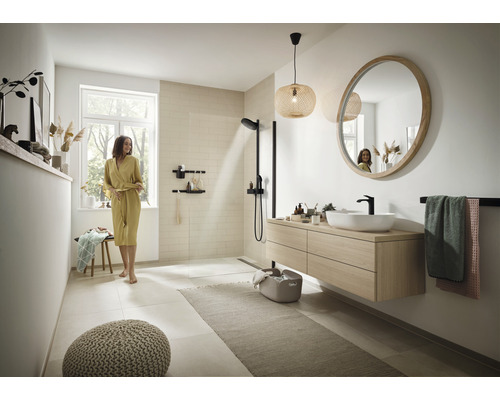 Baie luminoasă cu duș, lavoar cu oglindă, suport pentru prosop și scaun