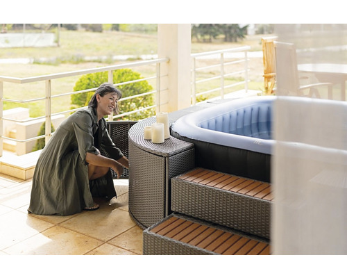 Cadă cu hidromasaj gonflabilă cu accesorii pe o terasă cu o femeie