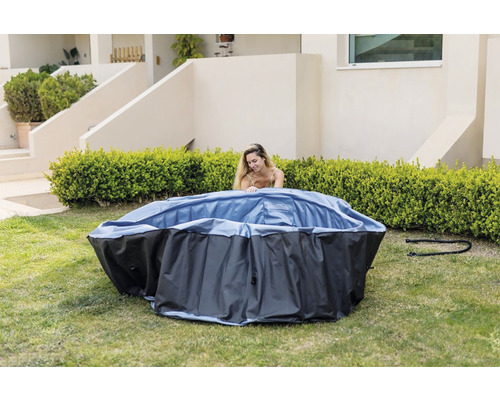 Piscina gonflabilă cu femeie în grădină.