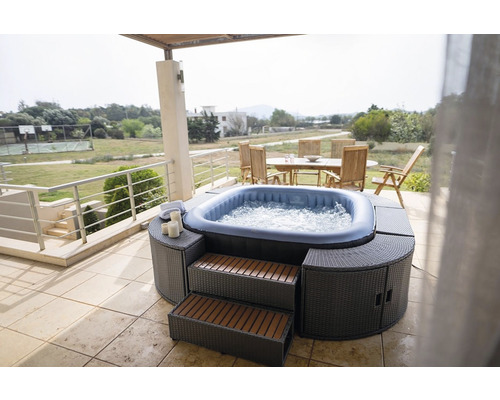 Cadă cu hidromasaj gonflabilă cu trepte din lemn pe o terasă