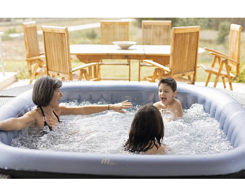 Jacuzzi gonflabil cu persoane în grădină