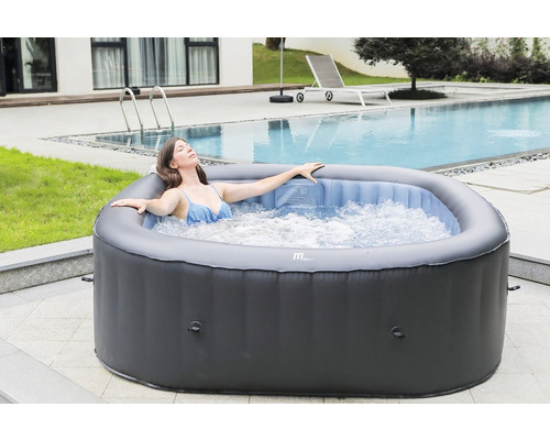 Jacuzzi gonflabil în grădină cu femeie relaxându-se