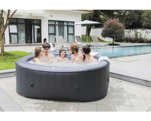 Cadă cu hidromasaj gonflabilă cu mai multe persoane în grădină