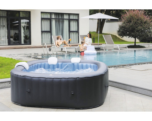 Cadă cu hidromasaj gonflabilă cu persoane în fundal lângă o piscină