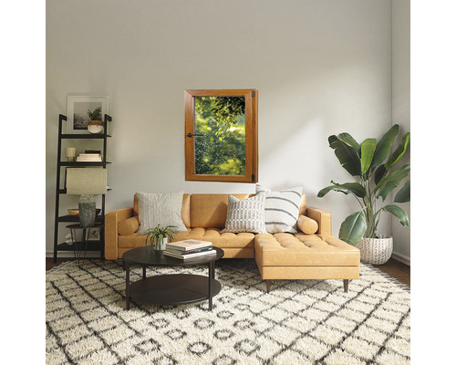 Cameră de zi cu fereastră maro, canapea, masă și covor