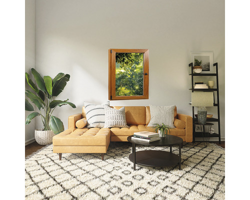 Cameră de zi cu fereastră maro din lemn și vedere spre verdeață