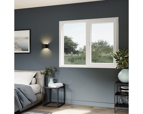 Dormitor cu fereastră, noptieră și lampă de perete