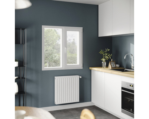 Vedere a bucătăriei cu fereastră, calorifer și dulapuri încorporate