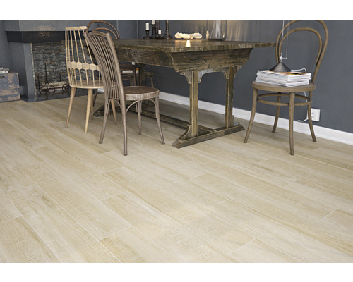 Sufragerie cu masă, scaune și pardoseală deschisă la culoare cu aspect de lemn