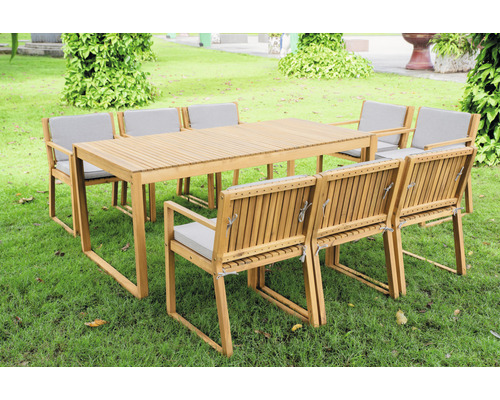 Set de mobilier de grădină din lemn cu masă și scaune în aer liber.