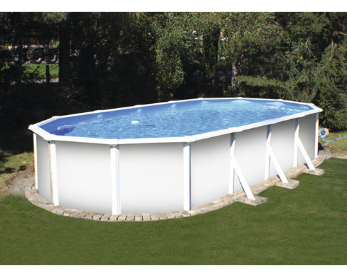 Piscină supraterană ovală umplută cu apă în grădină.