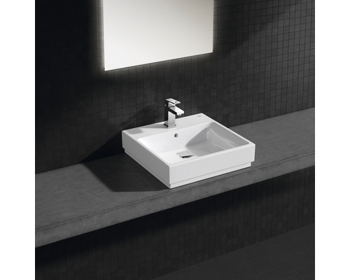 Chiuvetă pătrată ceramică, montată pe blat, cu robinet și oglindă în baie