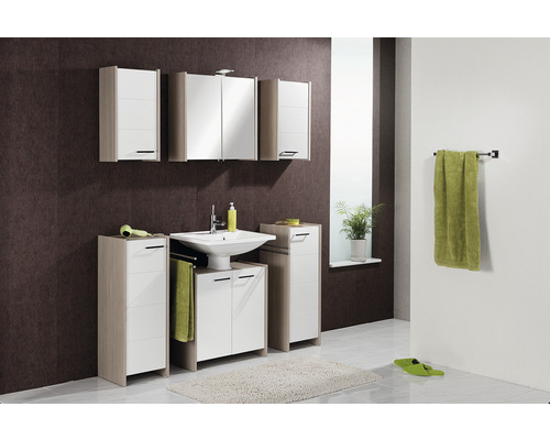 Baie cu lavoar, dulap cu oglindă și dulapuri înalte