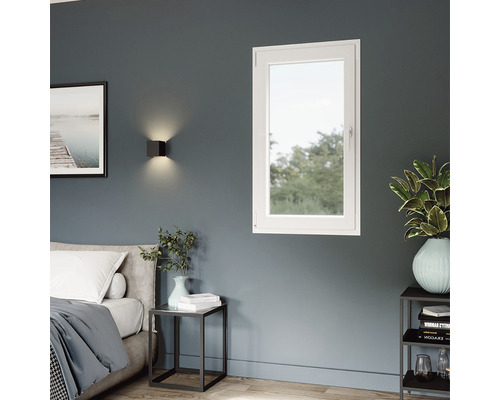 Dormitor cu pat, noptieră și o fereastră din plastic alb