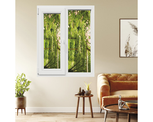 Fereastră albă din plastic într-un living, cu vedere spre o grădină.