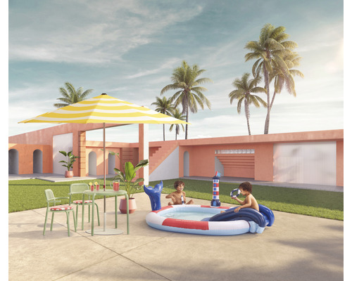 Scenă în aer liber cu piscină gonflabilă, umbrelă de soare, masă de grădină și copii care se joacă