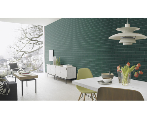 Living cu perete de cărămidă verde, masă și fereastră