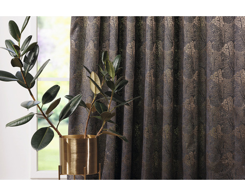 Cortină decorativă cu model de copac și plantă de interior în ghiveci auriu.