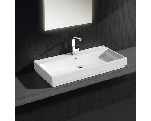 Chiuvetă ceramică rectangulară cu robinet și oglindă pe perete întunecat