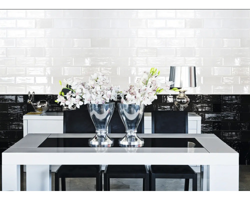 Sală de mese cu masă, scaune, gresie și aranjamente florale.