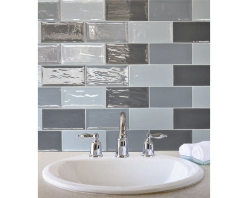 Chiuvetă cu robinet și faianță în nuanțe de gri și albastru în baie.