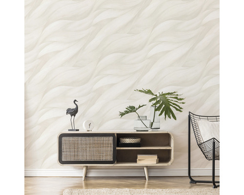 Living cu tapet cu model, comodă și decorațiuni.