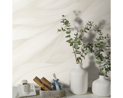 Tapet deschis la culoare cu model ondulat, combinat cu obiecte decorative