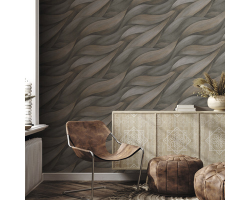 Cameră de zi cu tapet design maro, comodă și fotoliu din piele