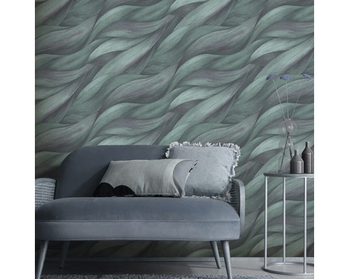 Living cu canapea, măsuță laterală și tapet verde cu model în valuri